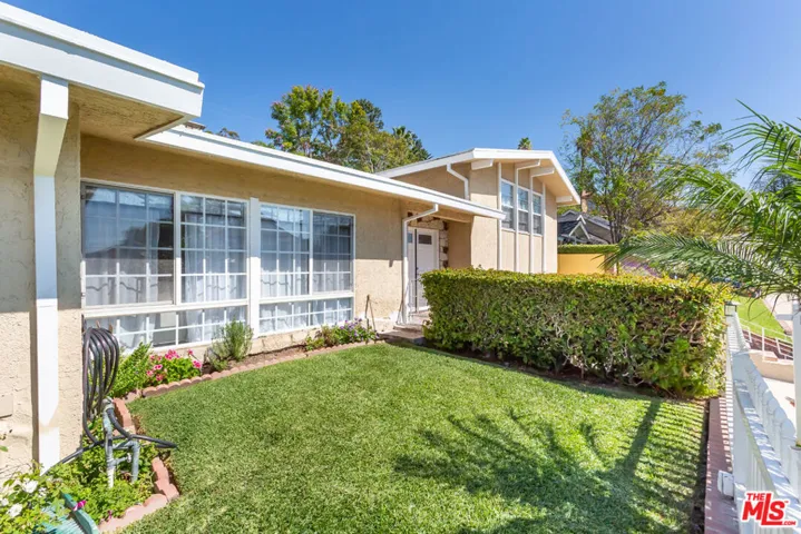 1018 N Sunset Canyon Drive, Burbank, California 91504