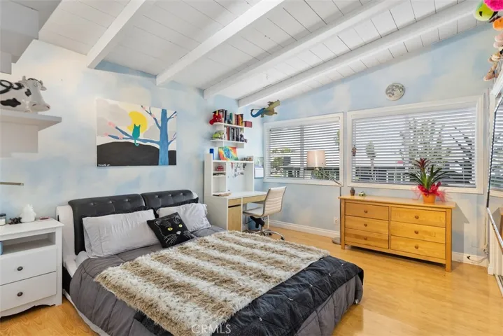 326 Holmwood Drive, Newport Beach, California 92663