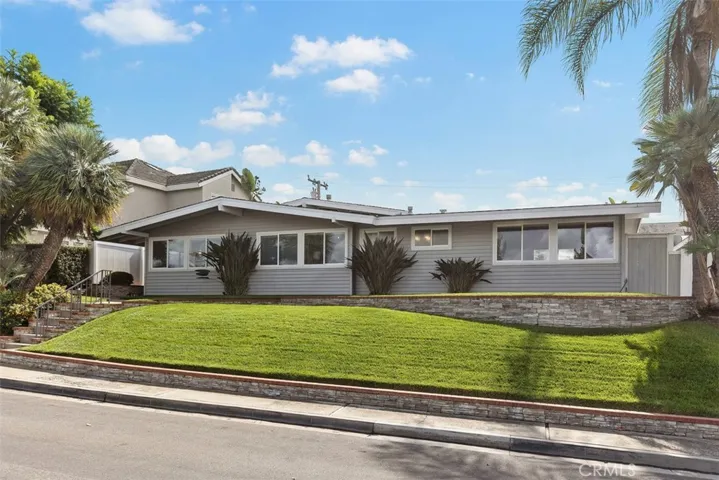 326 Holmwood Drive, Newport Beach, California 92663