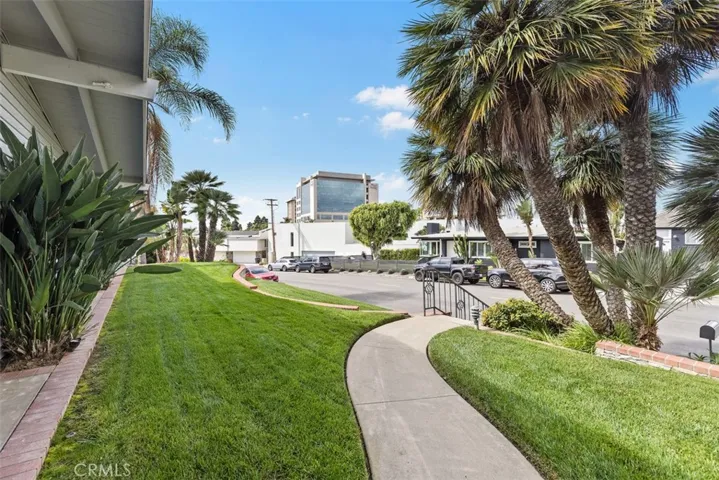 326 Holmwood Drive, Newport Beach, California 92663