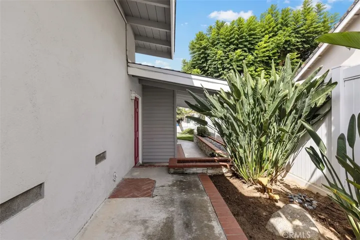 326 Holmwood Drive, Newport Beach, California 92663