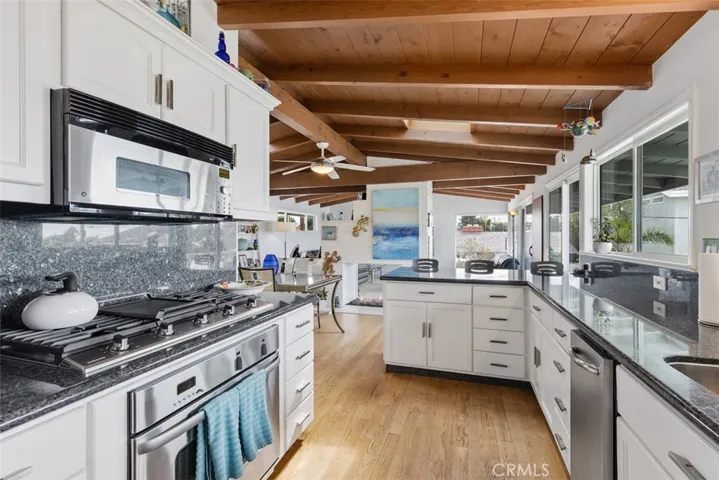 326 Holmwood Drive, Newport Beach, California 92663