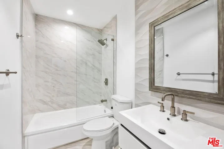 960 Larrabee Street 214, West Hollywood, California 90069