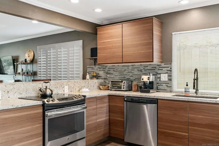 921 Woodlake Dr, Cardiff By The Sea, California 92007