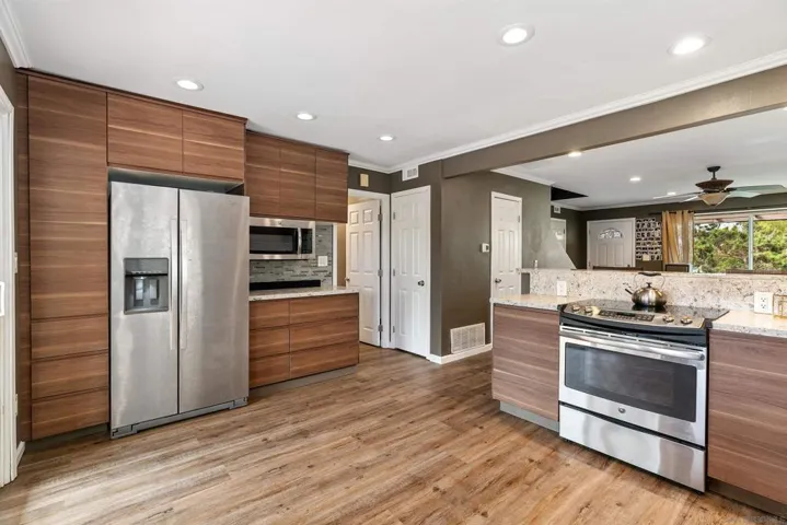 921 Woodlake Dr, Cardiff By The Sea, California 92007