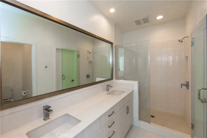 9916 Artesia Boulevard 404, Bellflower, California 90706