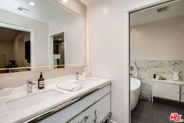 5316 Mecca Avenue, Tarzana, California 91356
