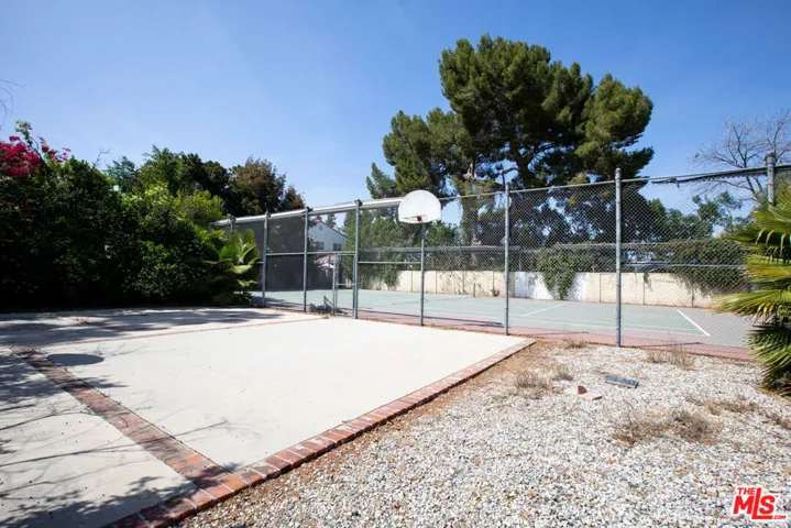 5316 Mecca Avenue, Tarzana, California 91356