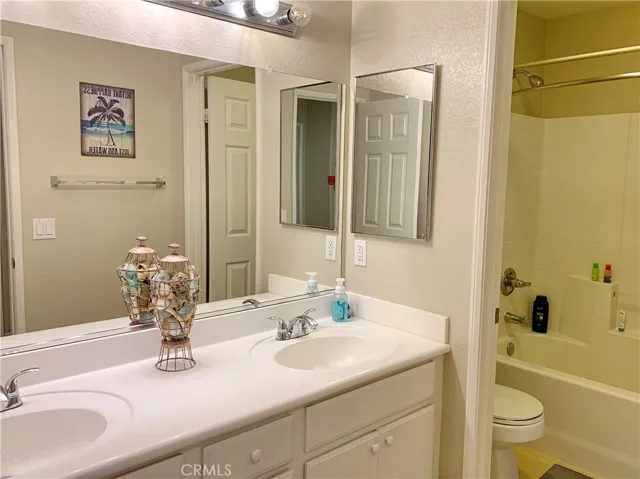 upstairs hallway full bath, 2 sinks