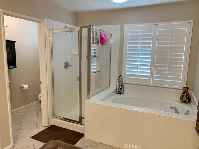 master bathroom, dual sinks, separate shower and tub.