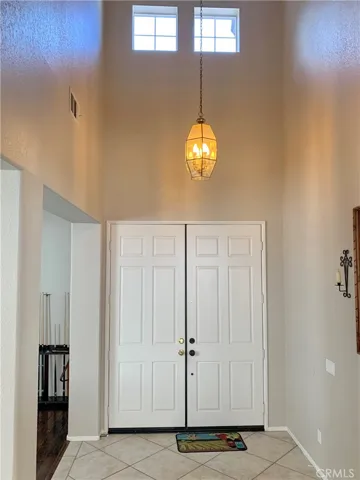 grand foyer, high ceiling