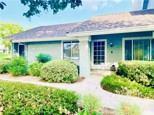 Front porch, end unit!