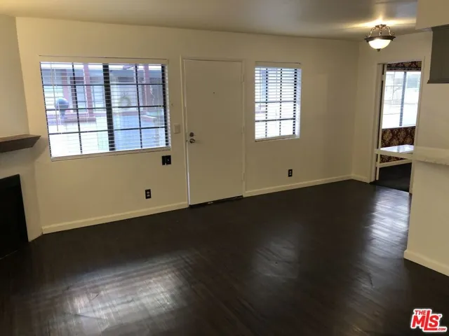 LOTS OF WINDOWS AND LITE