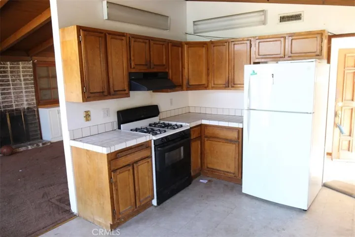 8025 Tampa Avenue, Reseda, California 91335