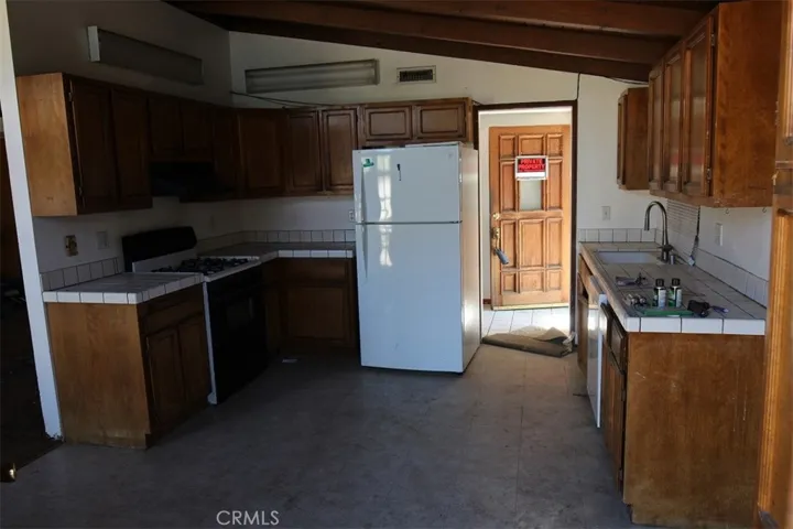 8025 Tampa Avenue, Reseda, California 91335