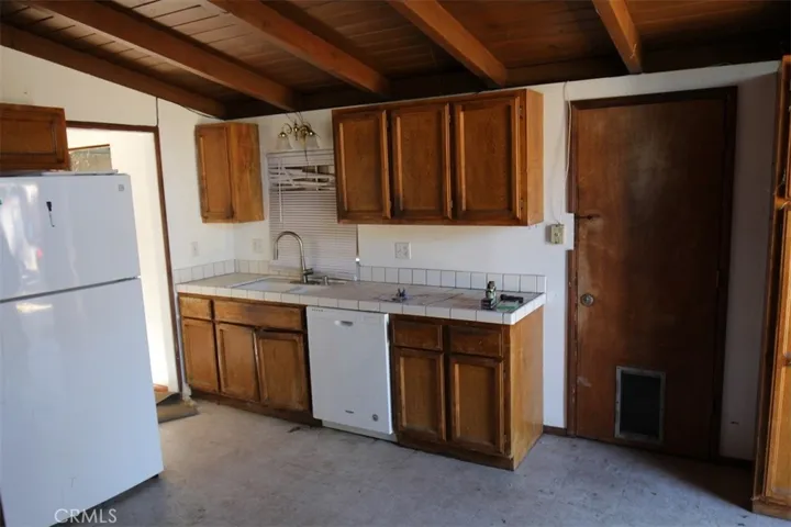 8025 Tampa Avenue, Reseda, California 91335