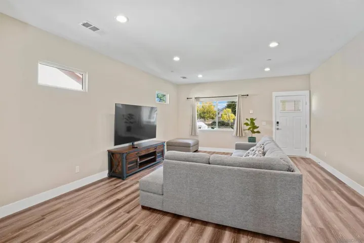 32505 Oak Knoll Drive, Lake Elsinore, California 92530