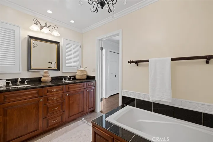 1112 Cambridge Lane, Newport Beach, California 92660