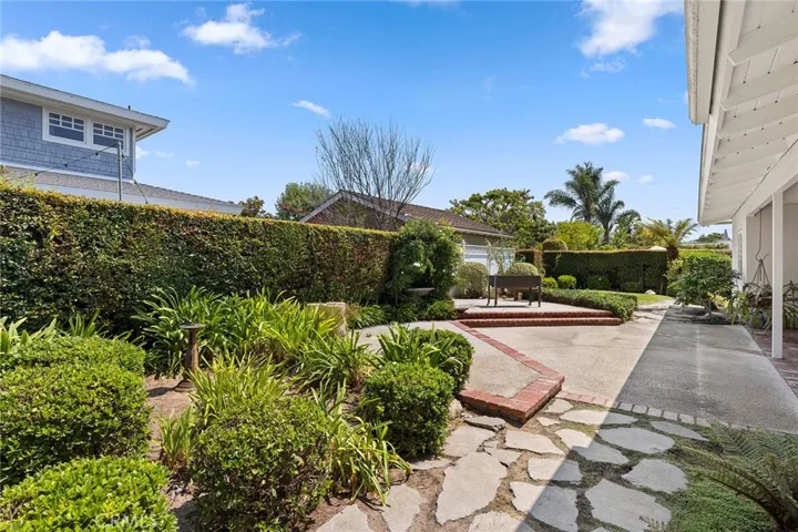 1112 Cambridge Lane, Newport Beach, California 92660
