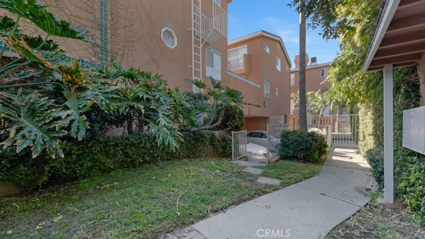 7267 Corbin Avenue L, Canoga Park, California 91306