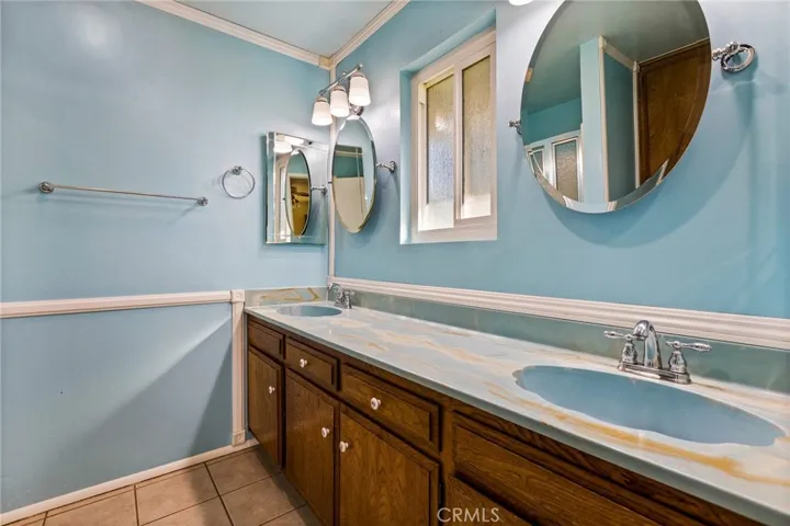 Primary bath with dual sinks