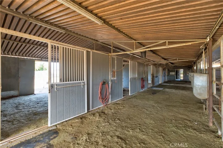 Spacious barn with indoor/outdoor access for your pets.