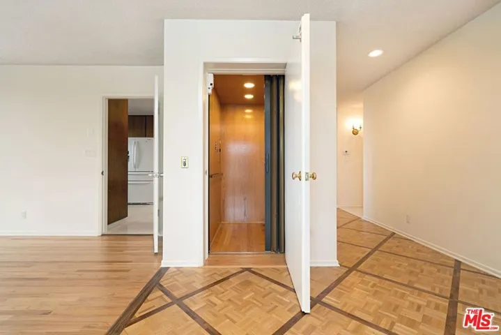 5255 W 64th Street, Los Angeles, California 90056