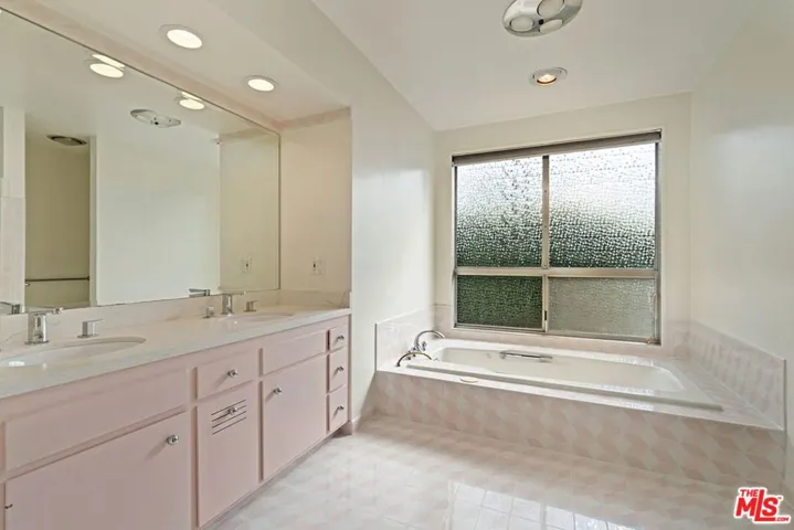 5255 W 64th Street, Los Angeles, California 90056