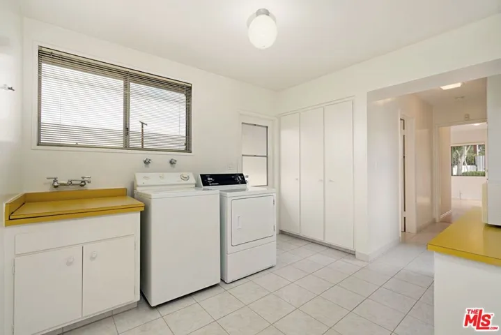 5255 W 64th Street, Los Angeles, California 90056
