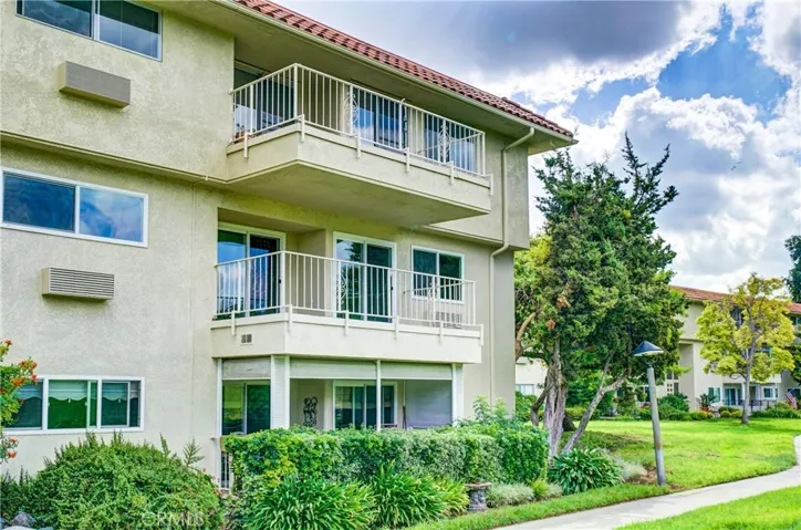 2389 Via Mariposa W 2e, Laguna Woods, California 92637