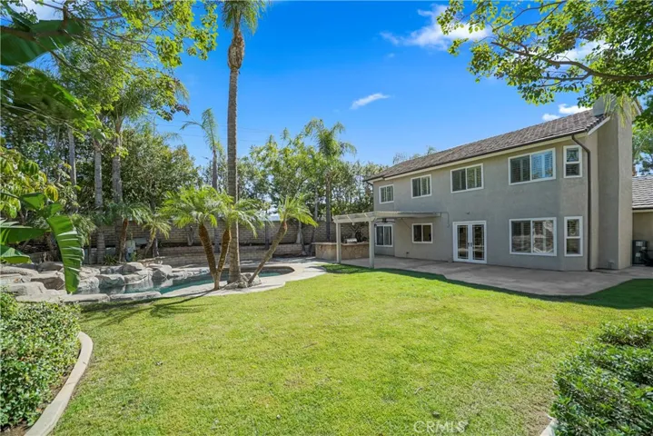 Huge well manicured yard
