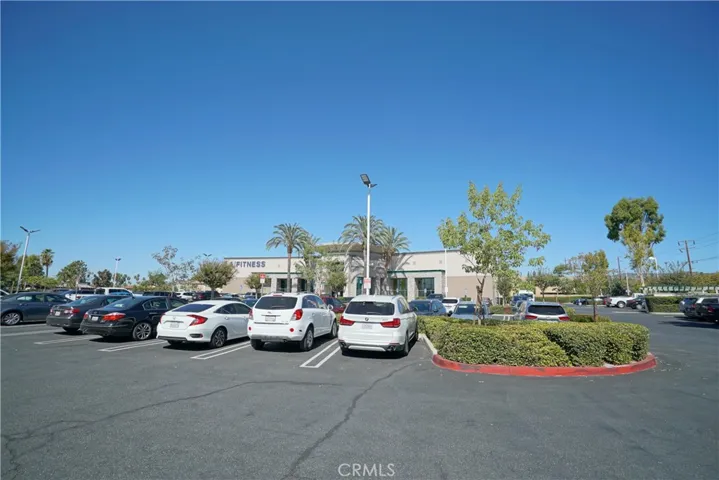 Shopping center with LA fitness, nail salon and Avalon Bagels