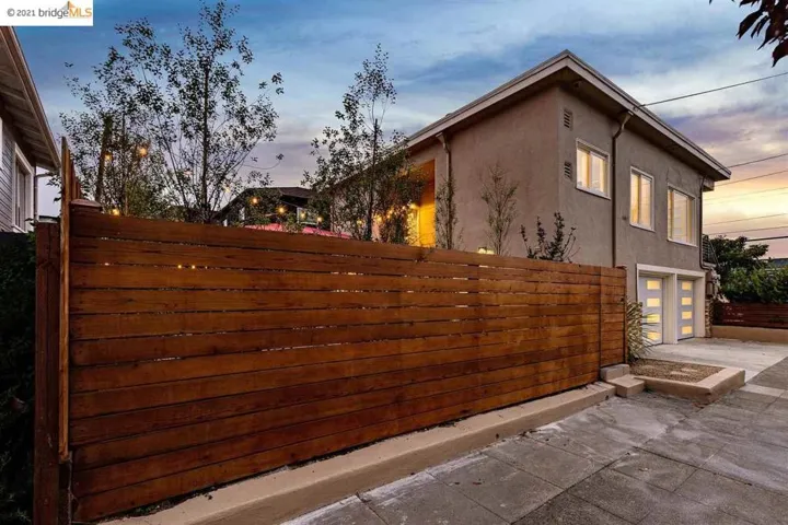 1075 Alcatraz Ave, Oakland, California 94608-1260