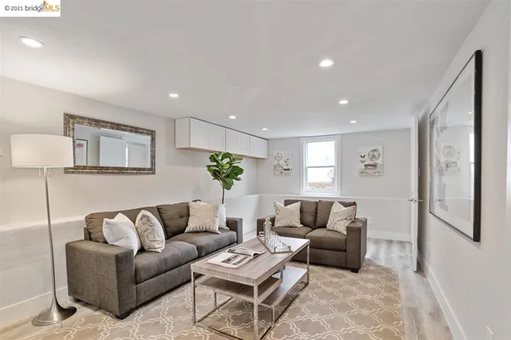1075 Alcatraz Ave, Oakland, California 94608-1260