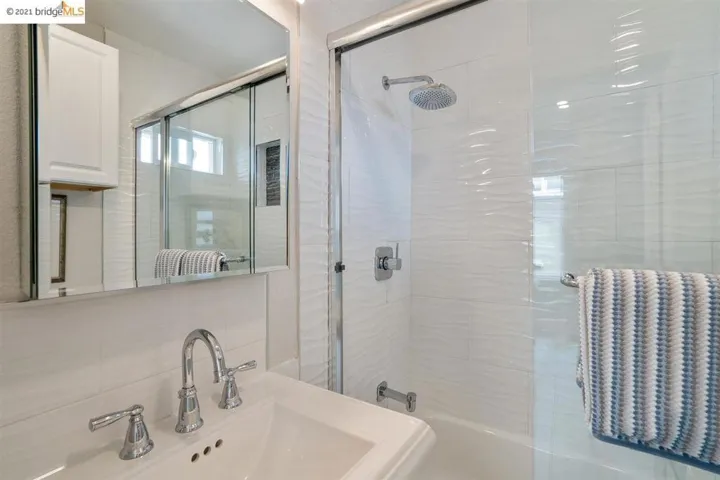 1075 Alcatraz Ave, Oakland, California 94608-1260