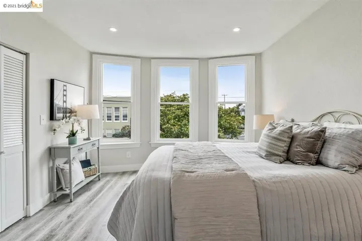 1075 Alcatraz Ave, Oakland, California 94608-1260