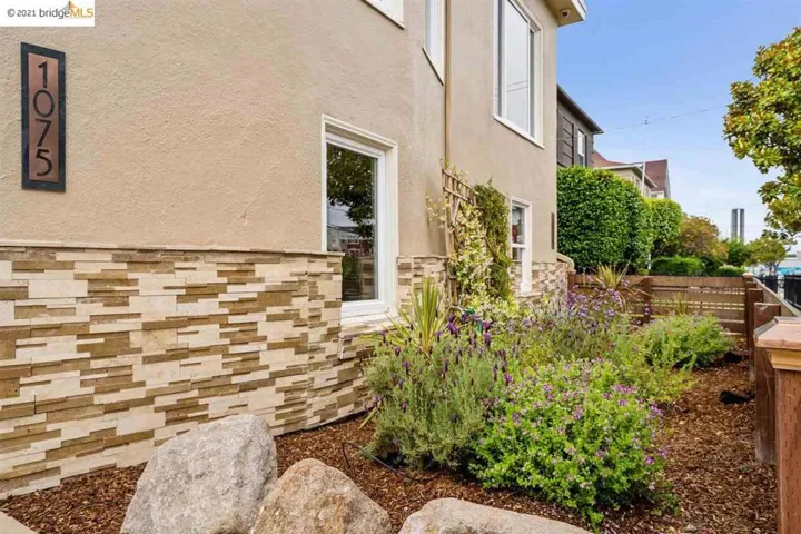 1075 Alcatraz Ave, Oakland, California 94608-1260