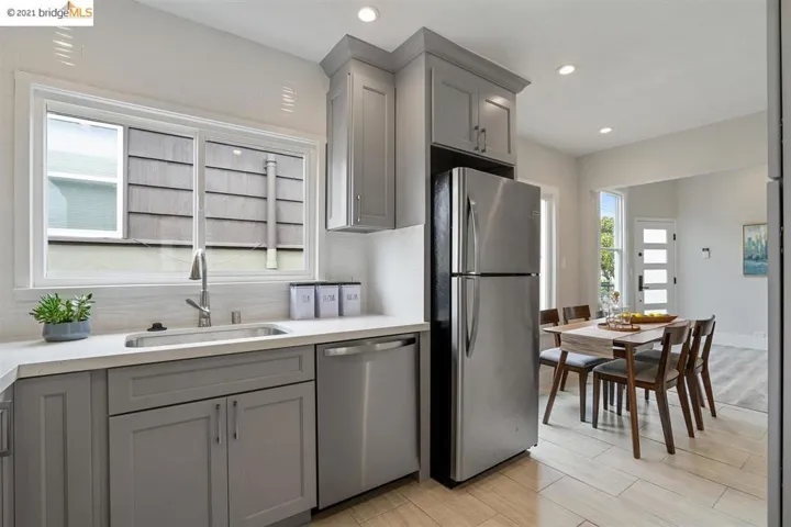 1075 Alcatraz Ave, Oakland, California 94608-1260