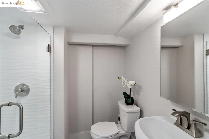 1075 Alcatraz Ave, Oakland, California 94608-1260