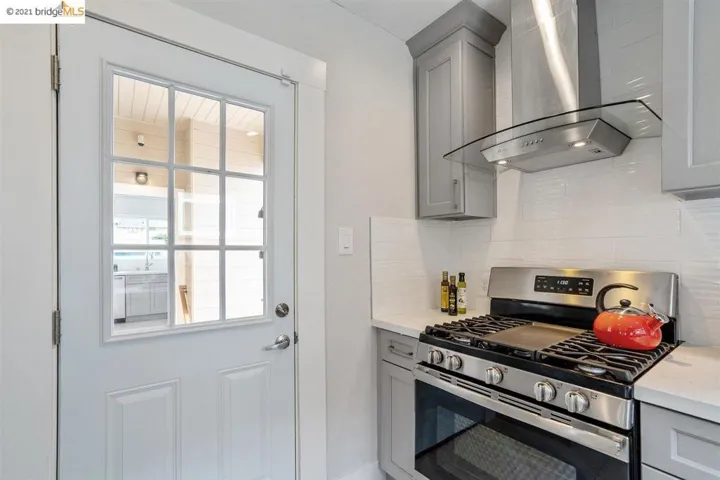 1075 Alcatraz Ave, Oakland, California 94608-1260