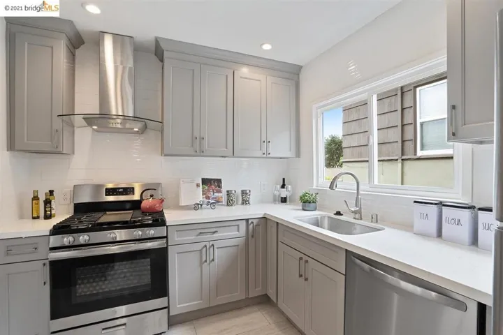 1075 Alcatraz Ave, Oakland, California 94608-1260