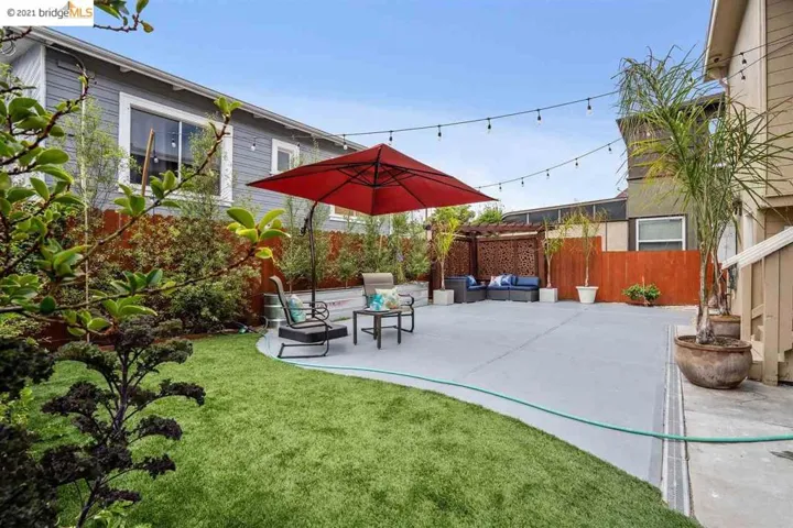 1075 Alcatraz Ave, Oakland, California 94608-1260