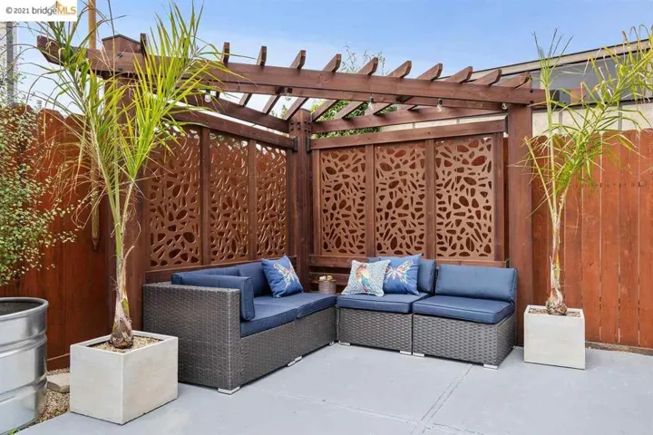 1075 Alcatraz Ave, Oakland, California 94608-1260