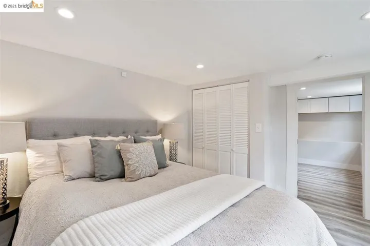 1075 Alcatraz Ave, Oakland, California 94608-1260