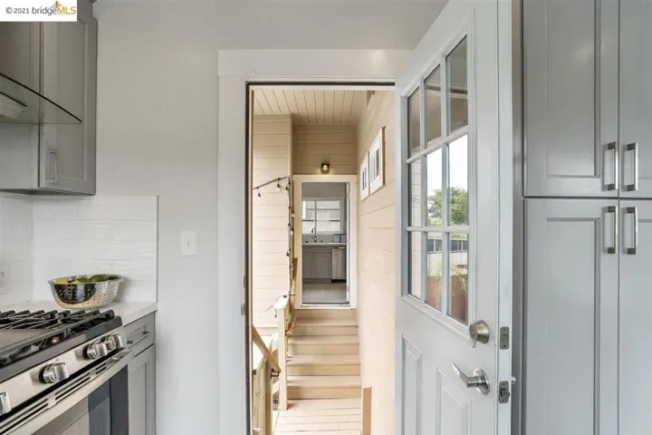 1075 Alcatraz Ave, Oakland, California 94608-1260