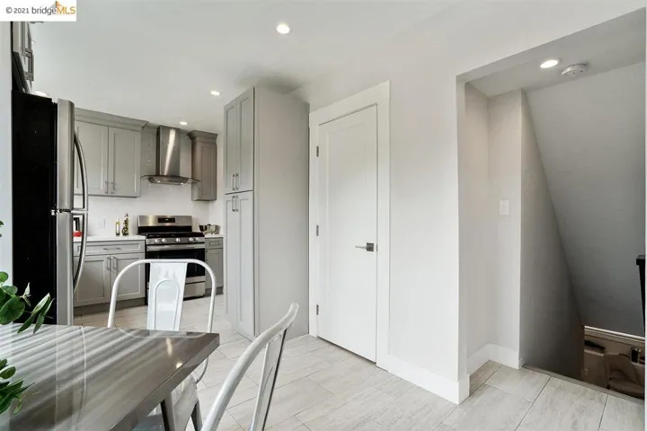 1075 Alcatraz Ave, Oakland, California 94608-1260