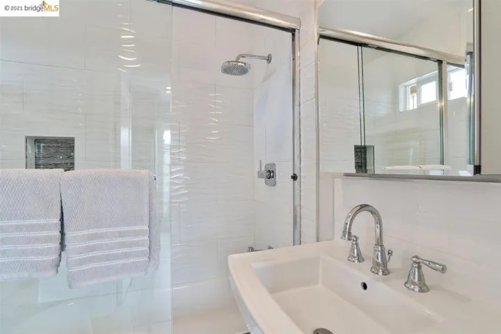 1075 Alcatraz Ave, Oakland, California 94608-1260