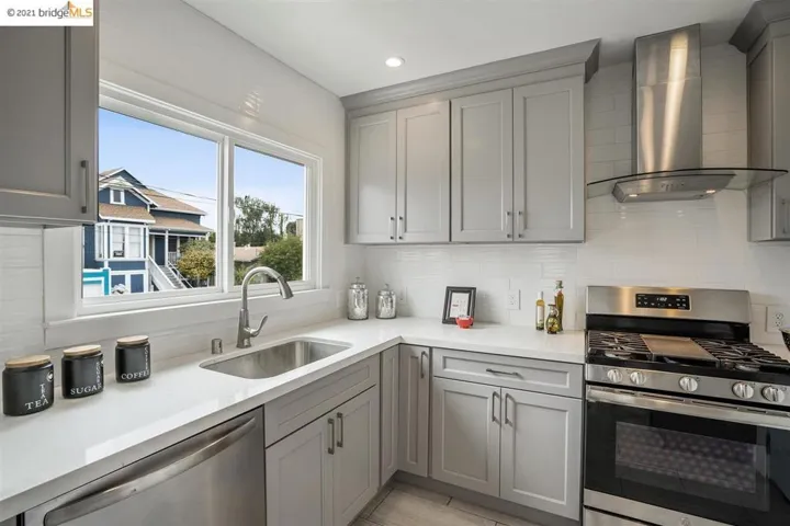 1075 Alcatraz Ave, Oakland, California 94608-1260