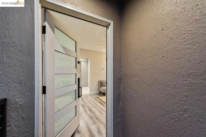 1075 Alcatraz Ave, Oakland, California 94608-1260