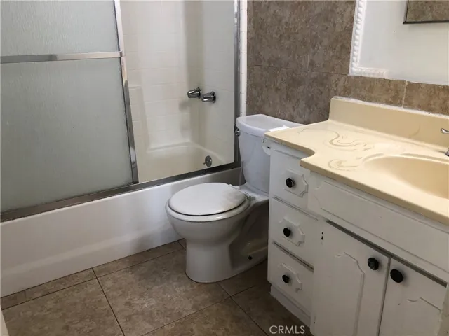 The full bath on the hall.
